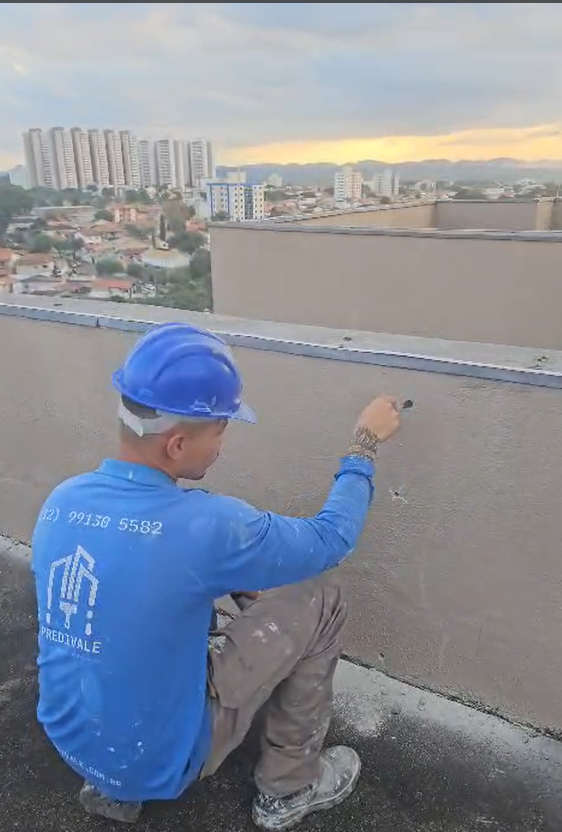 Equipe PrediVale realizando instalação de ponto de ancoragem