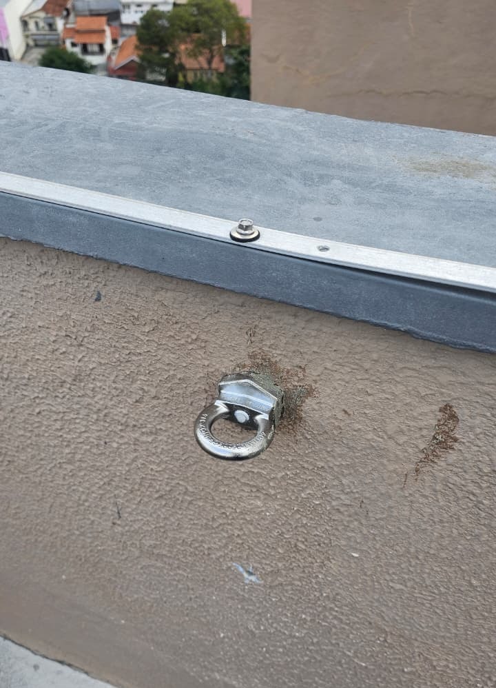 Ponto de ancoragem instalado em fachada